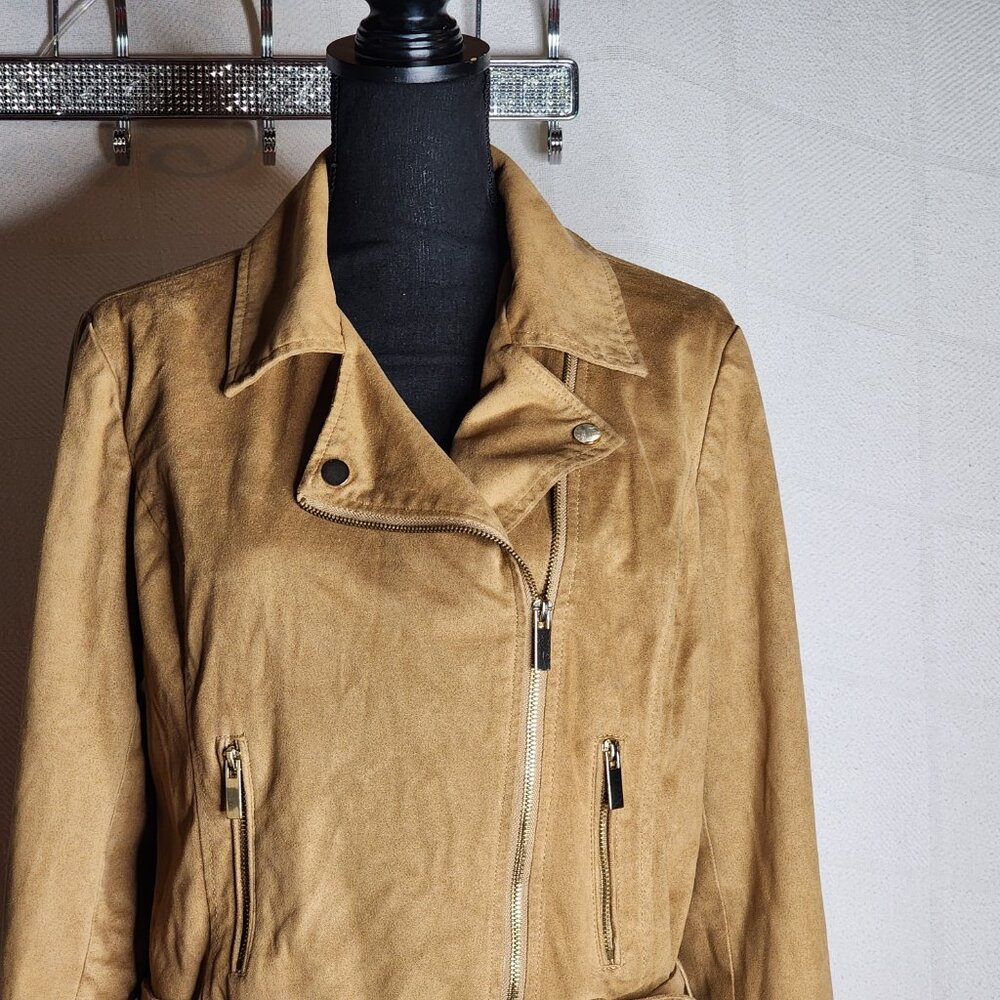 Wildflower Tan Poly Faux Suede Belted Cropped Moto Jacket with Gold Accents Sz M - Picture 6 of 16
